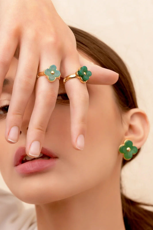 O Anel Afeto com Ágata Verde em Banho de Ouro 18K é a joia ideal para quem busca estilo e sofisticação. A cor vibrante da pedra natural cria um visual elegante e atemporal em contraste com o banho dourado.