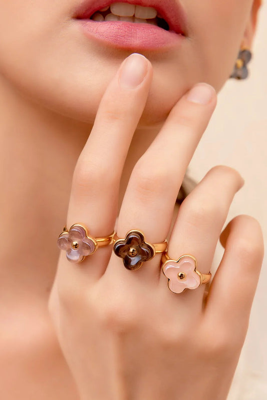 O Anel Afeto com Ametista em Banho de Ouro 18K é a joia ideal para quem busca um toque de cor sofisticado. A tonalidade profunda da pedra natural cria um visual elegante e atemporal em contraste com o banho dourado.