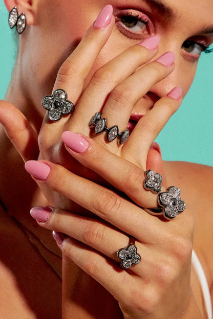 O Anel Afeto com Drusa Platina em Banho de Ródio Negro é a joia ideal para quem busca estilo e sofisticação. Sua superfície cintilante e o contraste com o banho escuro criam um visual moderno e elegante.