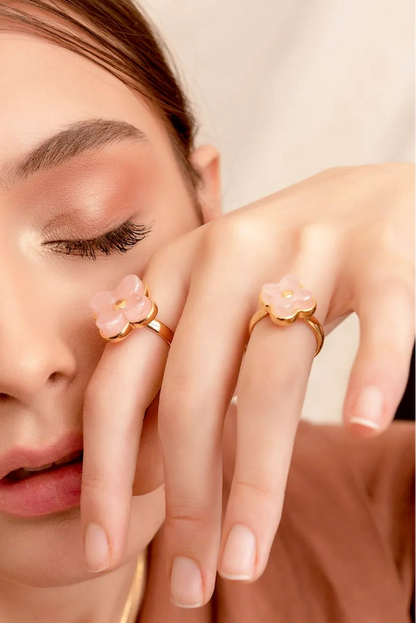 O Anel Afeto com Quartzo Rosa em Banho de Ouro 18K é a joia ideal para quem busca um toque de cor romântico. A tonalidade suave da pedra natural cria um visual delicado e atemporal em contraste com o banho dourado.