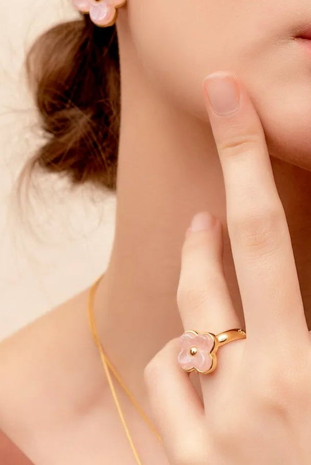 O Anel Afeto com Quartzo Rosa em Banho de Ouro 18K é a joia ideal para quem busca um toque de cor romântico. A tonalidade suave da pedra natural cria um visual delicado e atemporal em contraste com o banho dourado.