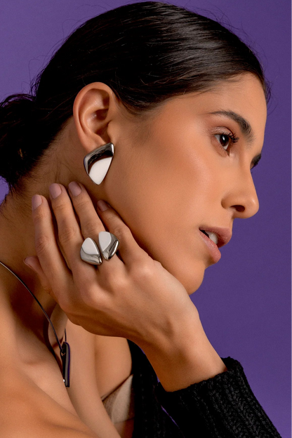 Anel Ailes com Porcelana Branca em Banho de Ródio Negro