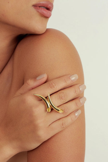 Use o Anel Caminhos com Citrino em Banho de Ouro 18K para atrair dinheiro e prosperidade, unindo estilo e simbologia.