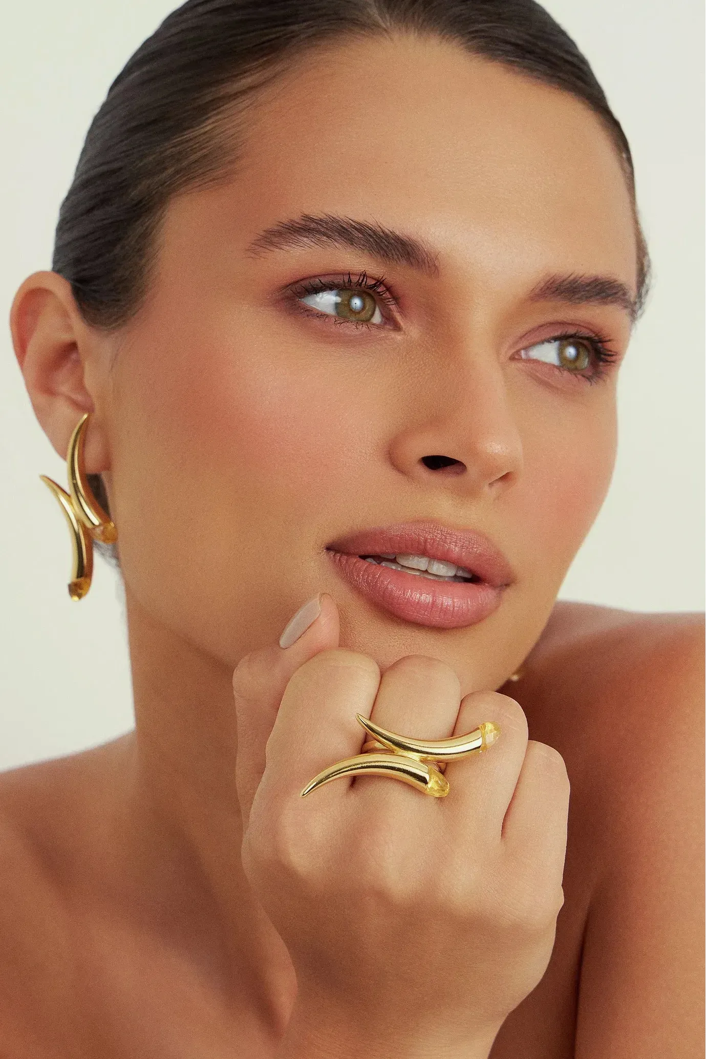 Use o Anel Caminhos com Citrino em Banho de Ouro 18K para atrair dinheiro e prosperidade, unindo estilo e simbologia.