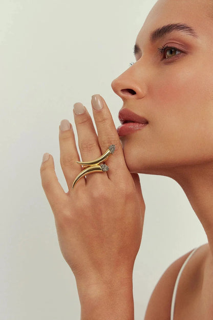 O Anel Caminhos com Drusa Metalizada e Banho de Ouro 18K é uma joia de textura e brilho excepcionais. A Drusa Metalizada, com seu acabamento cintilante e único, é magnificamente emoldurada pelo Ouro 18K, oferecendo um toque de modernidade e sofisticação inigualável.