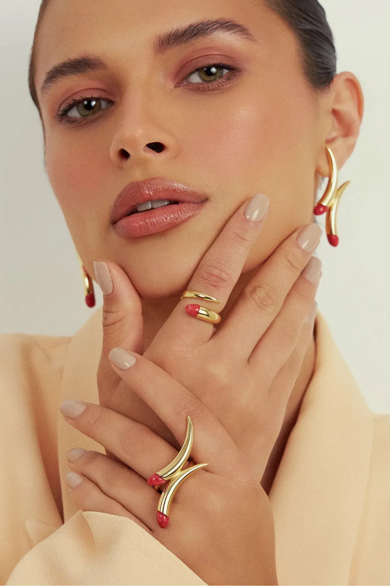 O Anel Caminhos com Feldspato Vermelho e Banho de Ouro 18K é uma joia de alto impacto. O tom vibrante e sedutor do Feldspato Vermelho Cabochão é realçado pelo brilho inconfundível do Ouro 18K, conferindo presença e poder a quem usa.