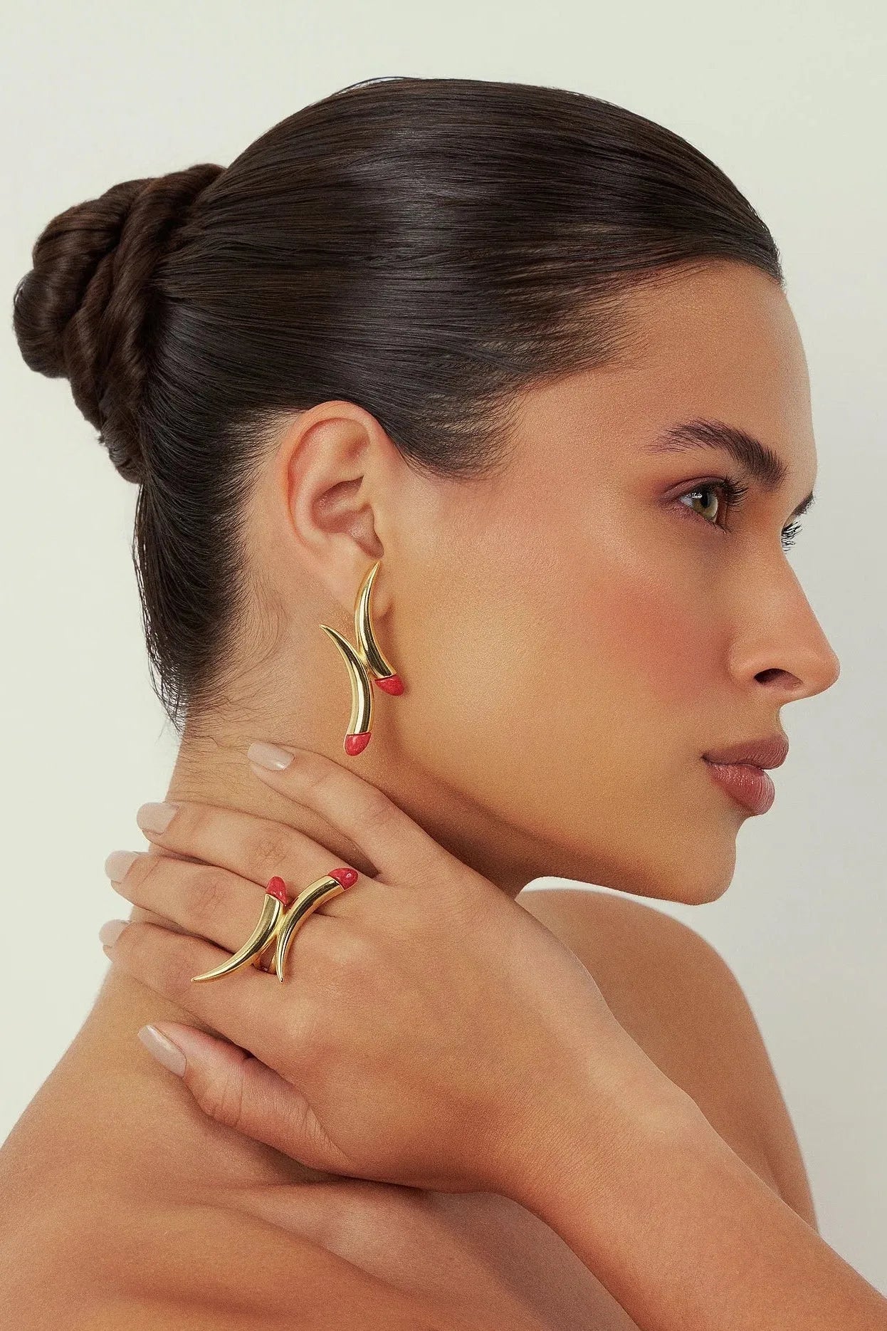 O Anel Caminhos com Feldspato Vermelho e Banho de Ouro 18K é uma joia de alto impacto. O tom vibrante e sedutor do Feldspato Vermelho Cabochão é realçado pelo brilho inconfundível do Ouro 18K, conferindo presença e poder a quem usa.