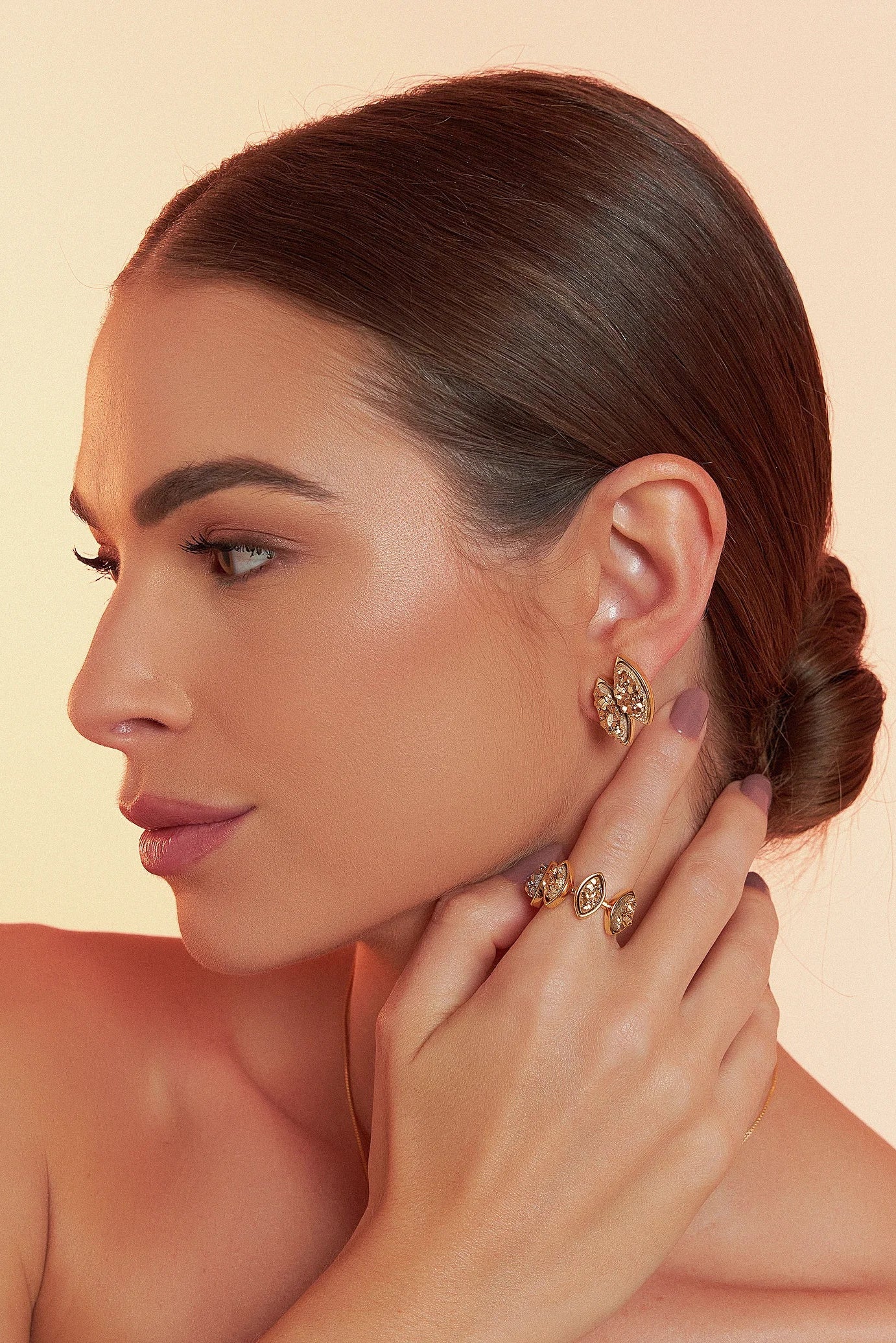 Uma homenagem à beleza natural da flor Dália, o anel apresenta uma composição delicada de pétalas, unindo sofisticação e romantismo a quem o usa. A Coleção Novos Clássicos recria designs atemporais com elegância.

Use o Anel Dália com a pedra Drusa Ouro em Banho de Ouro 18K para renovar a sua energia e alcançar o equilíbrio emocional.