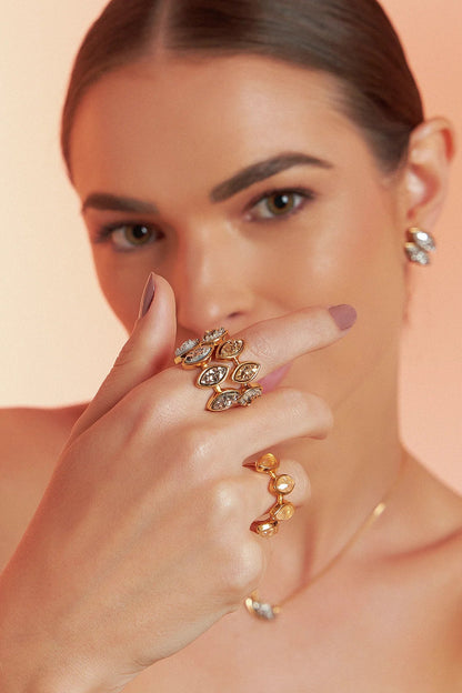 Uma homenagem à beleza natural da flor Dália, o anel apresenta uma composição delicada de pétalas, unindo sofisticação e romantismo a quem o usa. A Coleção Novos Clássicos recria designs atemporais com elegância.

Use o Anel Dália com a pedra Drusa Ouro em Banho de Ouro 18K para renovar a sua energia e alcançar o equilíbrio emocional.