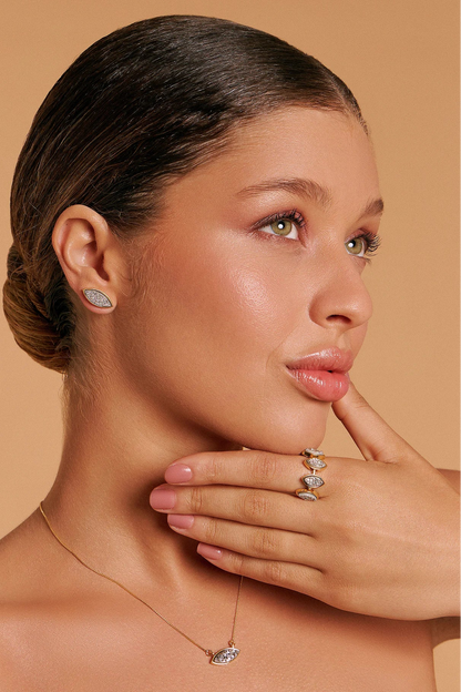 Uma homenagem à beleza natural da flor Dália, o anel apresenta uma composição delicada de pétalas, unindo sofisticação e romantismo a quem o usa. A Coleção Novos Clássicos recria designs atemporais com elegância.

Use o Anel Dália com a pedra Drusa Platina em Banho de Ouro 18K para renovar a sua energia e alcançar o equilíbrio emocional.