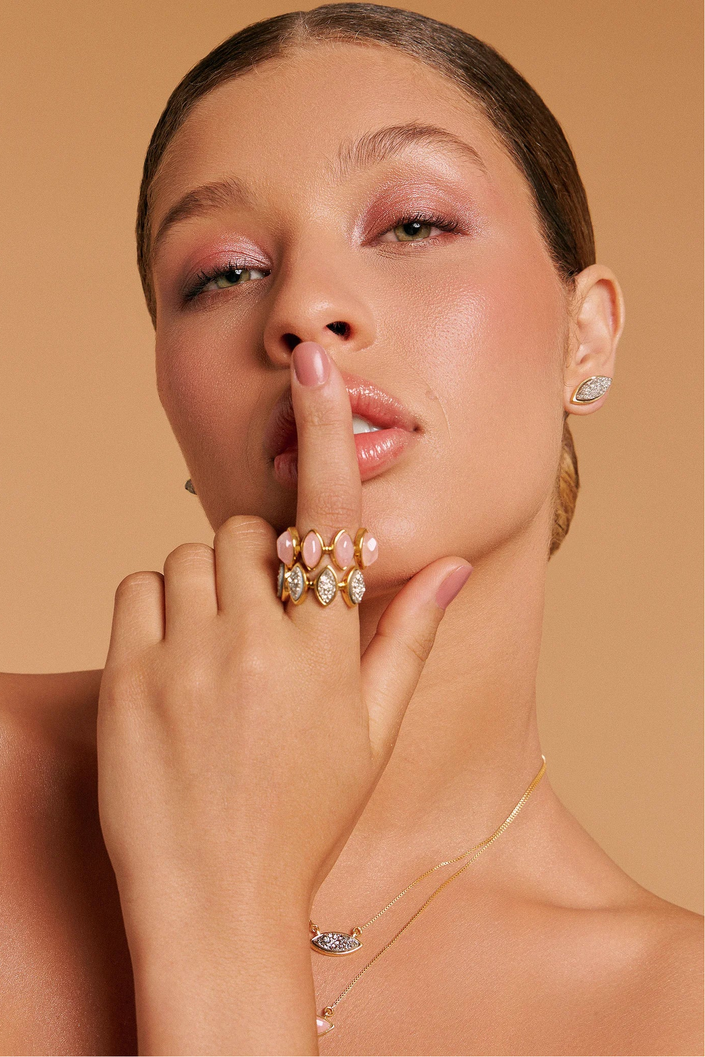 Uma homenagem à beleza natural da flor Dália, o anel apresenta uma composição delicada de pétalas, unindo sofisticação e romantismo a quem o usa. A Coleção Novos Clássicos recria designs atemporais com elegância.

Use o Anel Dália com a pedra Drusa Platina em Banho de Ouro 18K para renovar a sua energia e alcançar o equilíbrio emocional.