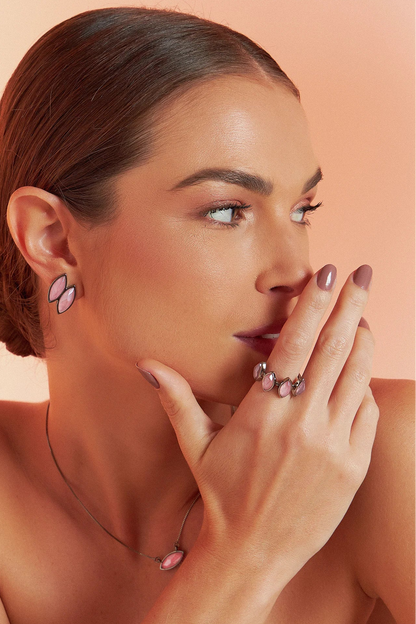 Uma homenagem à beleza natural da flor Dália, o anel apresenta uma composição delicada de pétalas, unindo sofisticação e modernidade a quem o usa. A Coleção Novos Clássicos recria designs atemporais com elegância.

Use o Anel Dália com a pedra Quartzo Rosa em Banho Ródio Negro para fortalecer o amor-próprio, promover a cura emocional e harmonia nos relacionamentos.