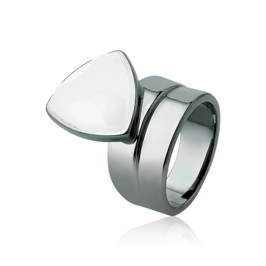 Use o Anel Equilíbrio com Pedra Porcelana Branca em Banho de Ródio Negro para atrair serenidade e clareza.