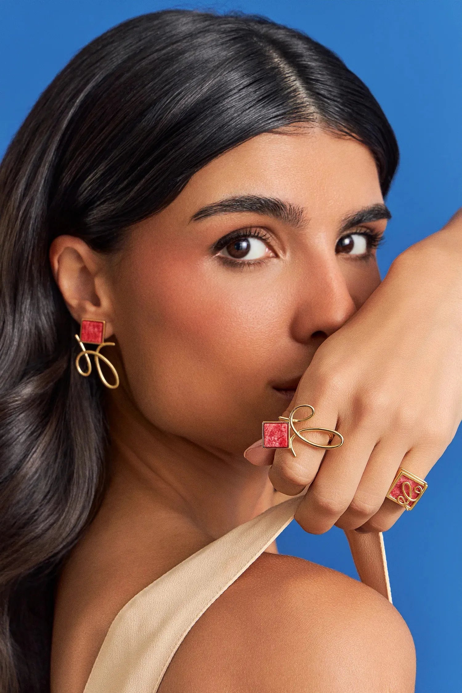 O Anel Esboço com Feldspato Vermelho em Banho de Ouro 18K traduz a união entre linhas e formas, em um desenho limpo e simbólico. A pedra quadrada de Feldspato Vermelho, que se equilibra de forma leve no traço orgânico da peça, simboliza energia e impulso. Sua estética combina o minimalismo da pedra com a fluidez do traço orgânico, garantindo um toque de modernidade e vitalidade à sua mão.