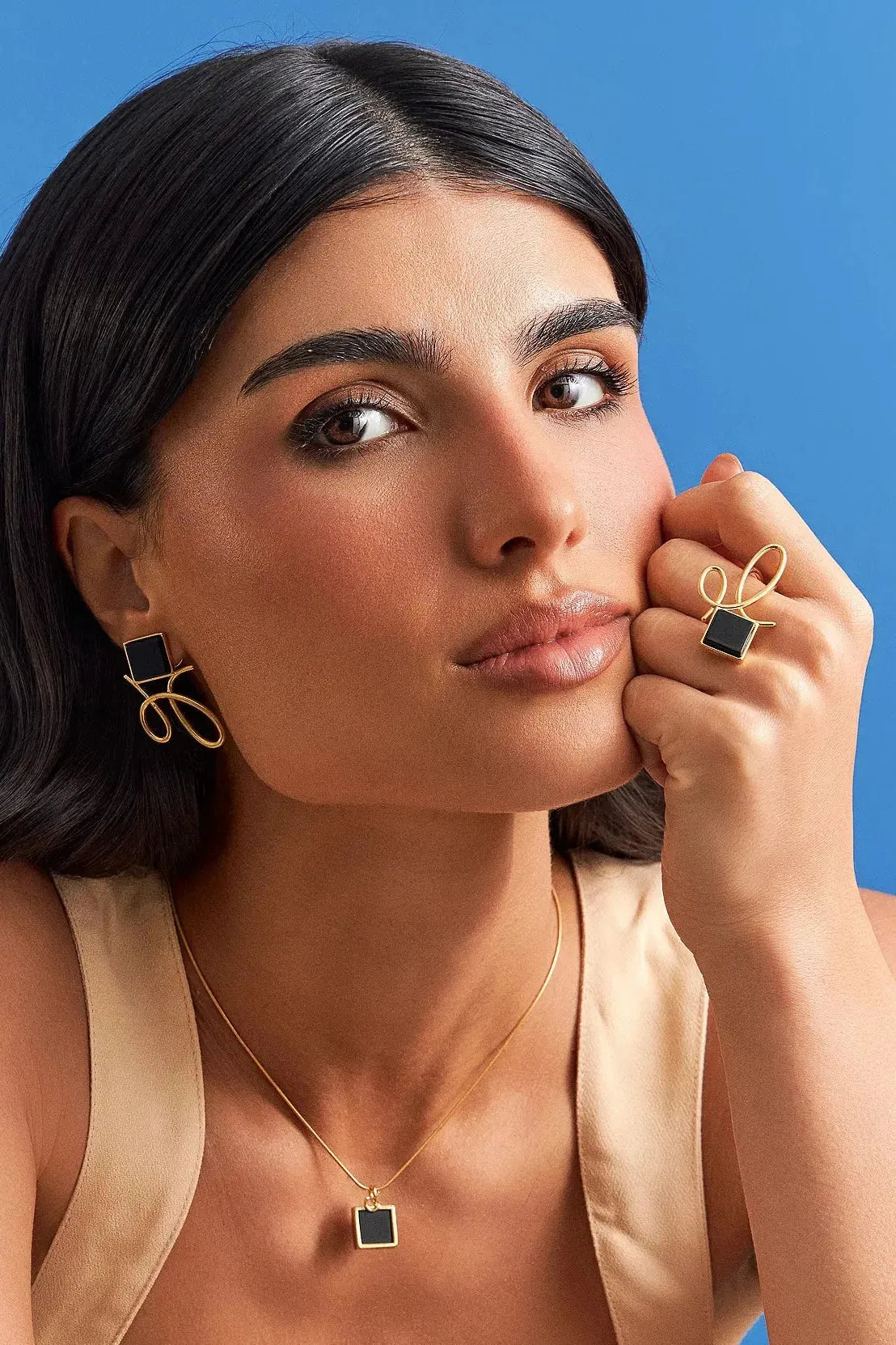 O Anel Esboço com Obsidiana Negra em Banho de Ouro 18K traduz a união entre linhas e formas, em um desenho limpo e simbólico. A pedra quadrada de Obsidiana Negra, que se equilibra de forma leve no traço orgânico da peça, simboliza força e proteção. Com linhas limpas e o poderoso contraste da Obsidiana, este anel garante um visual marcante, sendo ideal para quem aprecia joias que unem design orgânico e minimalista.