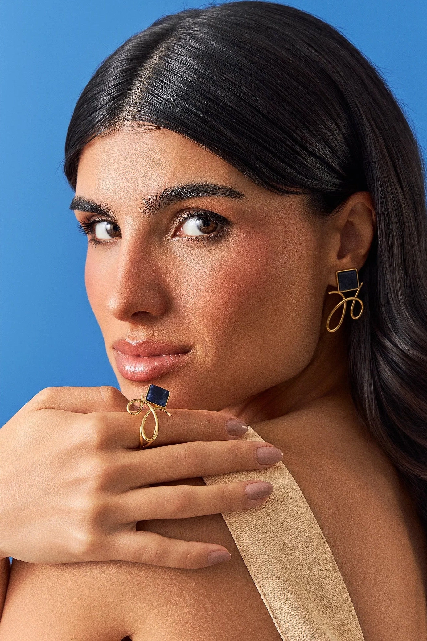 O Anel Esboço com Sodalita em Banho de Ouro 18K traduz a união entre linhas e formas, em um desenho limpo e simbólico. A pedra quadrada de Sodalita, que se equilibra de forma leve no traço orgânico da peça, simboliza clareza e intuição. O equilíbrio entre a forma geométrica da pedra e o traço orgânico do aro confere à peça um charme contemporâneo, perfeito para destacar sua mão com sofisticação.