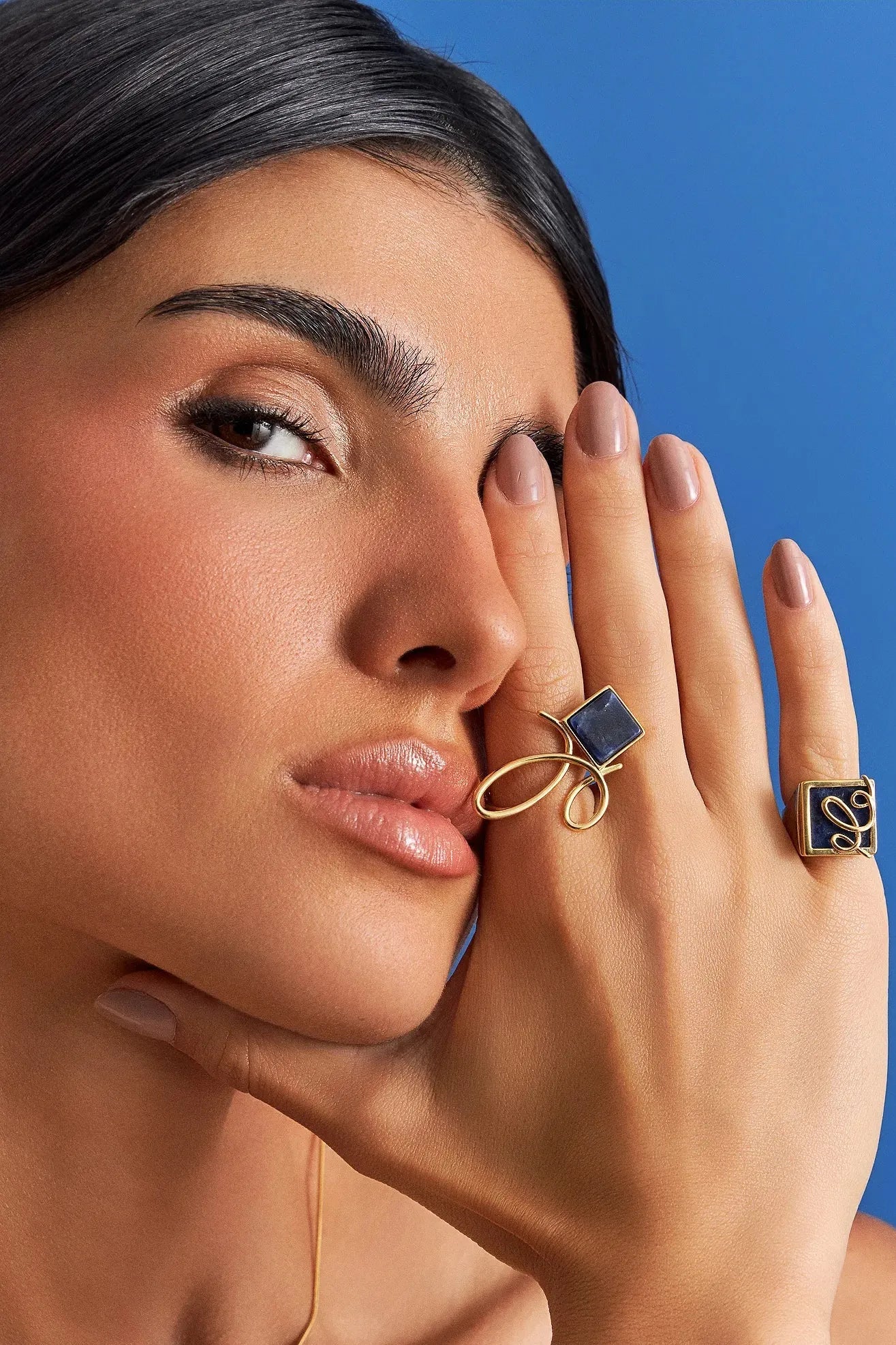 O Anel Esboço com Sodalita em Banho de Ouro 18K traduz a união entre linhas e formas, em um desenho limpo e simbólico. A pedra quadrada de Sodalita, que se equilibra de forma leve no traço orgânico da peça, simboliza clareza e intuição. O equilíbrio entre a forma geométrica da pedra e o traço orgânico do aro confere à peça um charme contemporâneo, perfeito para destacar sua mão com sofisticação.