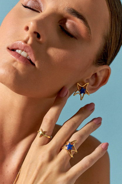 O Anel Estrela em Banho de Ouro 18K é uma pequena estrela-do-mar minimalista. Seu design delicado lembra a beleza serena encontrada nas profundezas do oceano, sendo uma peça versátil e essencial para adicionar um toque de luxo ao dia a dia.