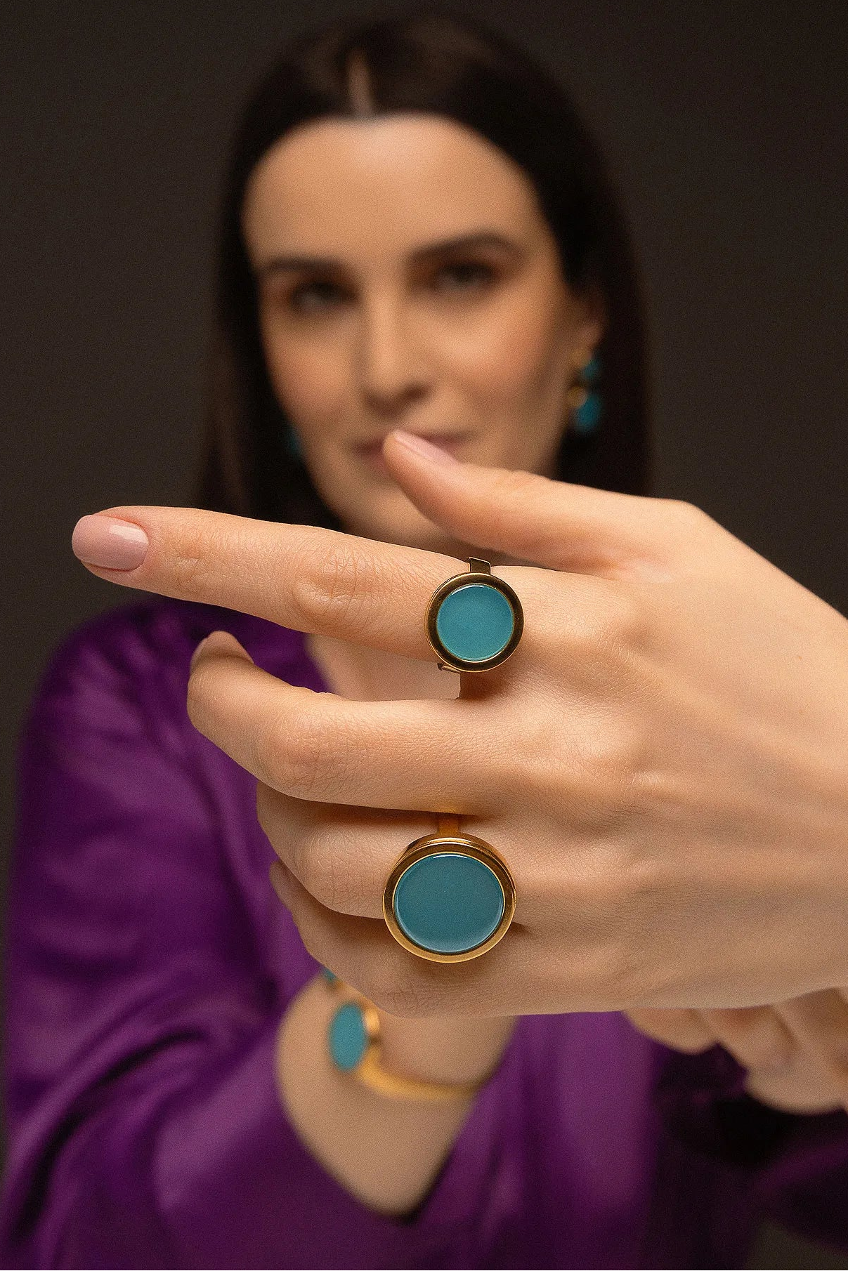 O Anel Eterno - Ágata Azul Céu, da Coleção Singular, une a serenidade das águas à sofisticação do acabamento escuro. A Ágata Azul Céu é reconhecida por promover calma, clareza mental e harmonia nas emoções, criando um contraste moderno e impactante com o metal escuro. Banhado a Ródio Negro, este anel de design contínuo e imponente destaca a suavidade da pedra, sendo a peça ideal para mulheres que buscam um acessório contemporâneo que transmita paz interior com uma personalidade forte.