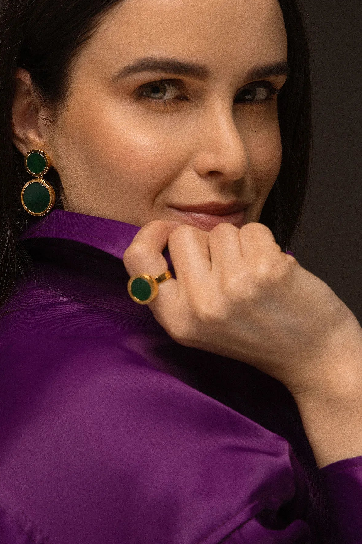 O Anel Eterno - Ágata Verde, da Coleção Singular, é uma joia que emana vitalidade e equilíbrio. A Ágata Verde é conhecida por ser a pedra da saúde, esperança e cura emocional, auxiliando na autoconfiança e no bem-estar físico. Banhado a Ouro 18K, este anel de design contínuo e imponente destaca a cor vibrante e a elegância atemporal da pedra, sendo a escolha ideal para quem busca uma conexão com a natureza e harmonia interna.