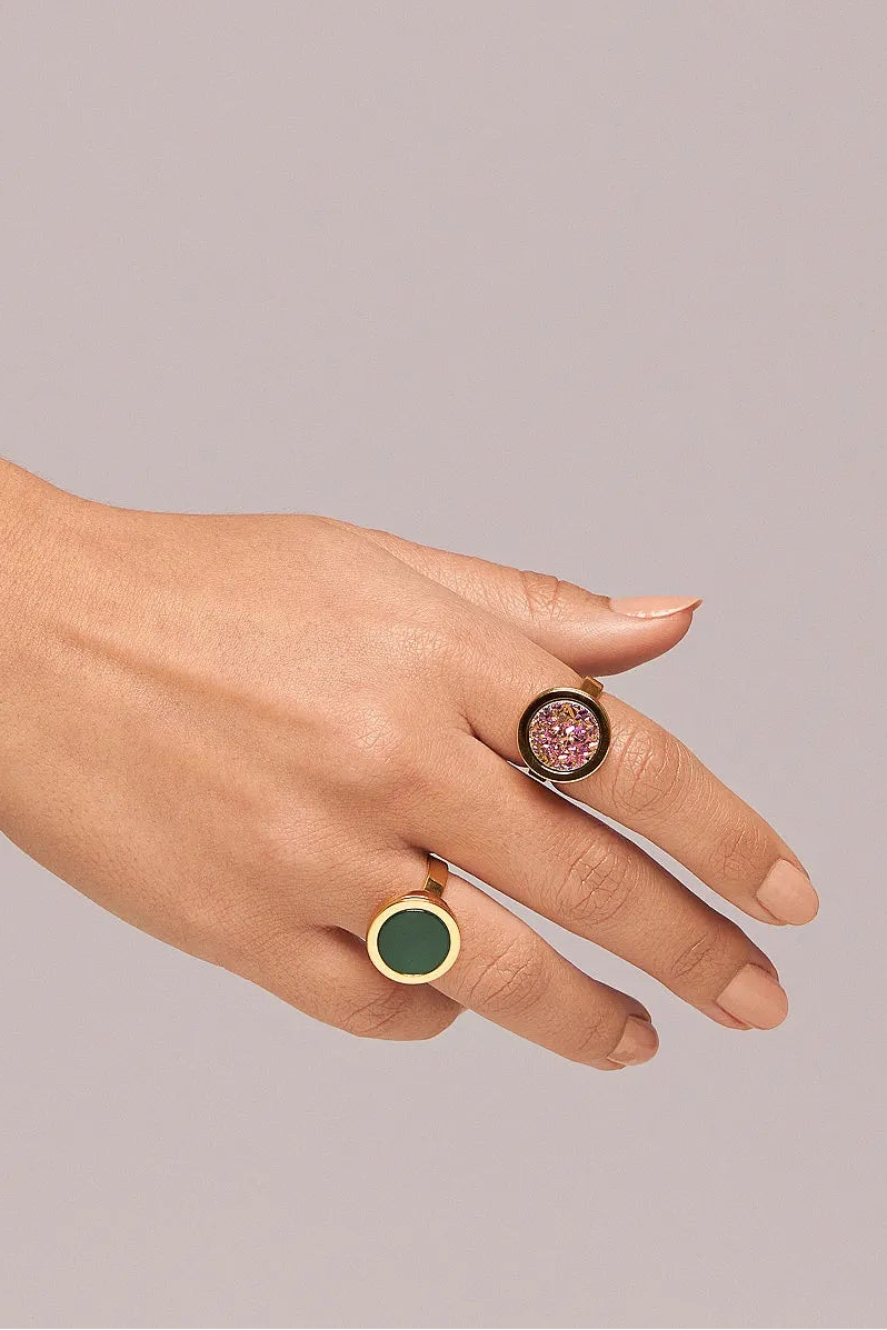 O Anel Eterno - Drusa Multicolorida, da Coleção Singular, é uma celebração da diversidade e da alegria. A Drusa Multicolorida é conhecida por sua capacidade de harmonizar diferentes energias, elevar o espírito e estimular a criatividade através do seu espectro de cores vibrantes. Banhado a Ouro 18K, este anel de design contínuo destaca o brilho multifacetado dos cristais naturais, resultando em uma peça dinâmica e luxuosa, perfeita para mulheres que desejam um acessório que irradie luz e personalidade única