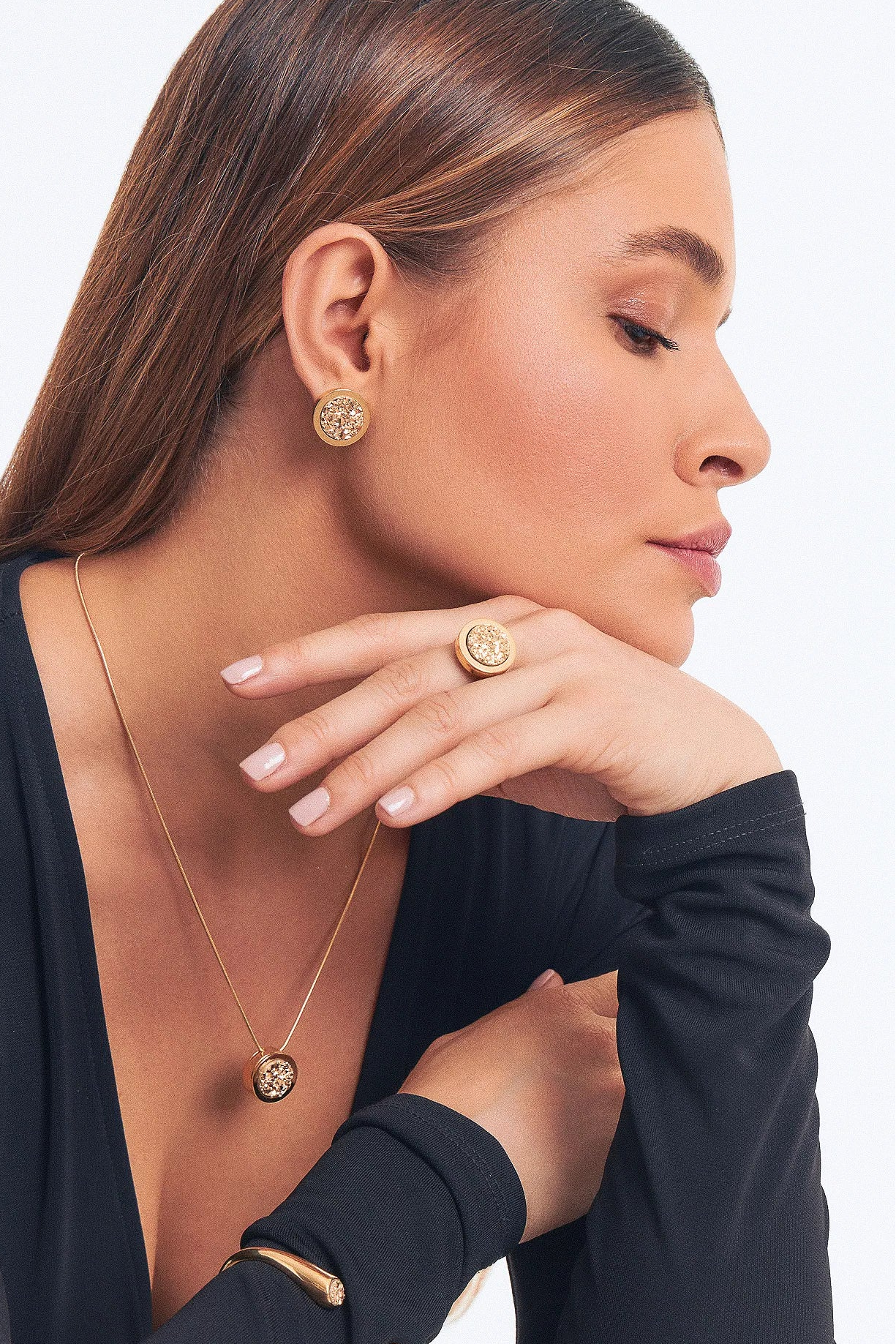 O Anel Eterno - Drusa Ouro, da Coleção Singular, é uma joia que exala luxo e energia solar. A Drusa Ouro é conhecida por sua capacidade de atrair prosperidade, fortalecer a autoconfiança e amplificar o brilho pessoal de quem a usa. Banhado a Ouro 18K, este anel de design contínuo e imponente destaca a textura cintilante da pedra bruta em harmonia com o metal nobre, resultando em uma peça poderosa e repleta de significado para mulheres que não têm medo de brilhar.