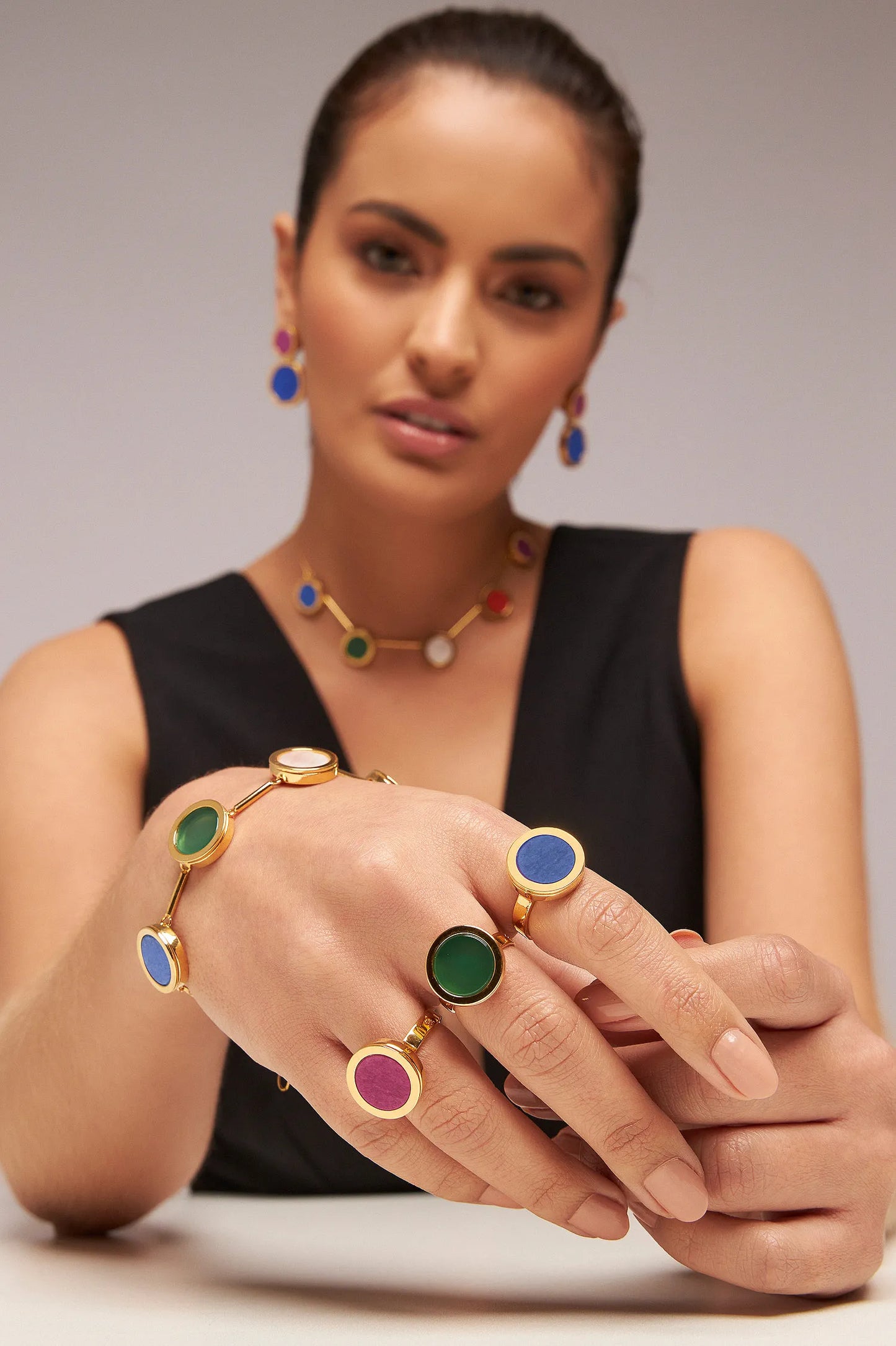 O Anel Eterno - Feldspato Azul Anil, integrante da Coleção Singular, é uma joia que evoca a imensidão do céu e a profundidade dos oceanos. O Feldspato Azul Anil é uma pedra associada à expansão da consciência, à intuição e à tranquilidade mental, auxiliando no foco e na expressão da verdade interior. Banhado a Ouro 18K, este anel de design contínuo destaca a cor intensa e o brilho sofisticado da gema, resultando em uma peça imponente que une espiritualidade e alta joalheria.