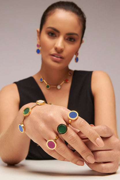 O Anel Eterno - Feldspato Azul Anil, integrante da Coleção Singular, é uma joia que evoca a imensidão do céu e a profundidade dos oceanos. O Feldspato Azul Anil é uma pedra associada à expansão da consciência, à intuição e à tranquilidade mental, auxiliando no foco e na expressão da verdade interior. Banhado a Ouro 18K, este anel de design contínuo destaca a cor intensa e o brilho sofisticado da gema, resultando em uma peça imponente que une espiritualidade e alta joalheria.