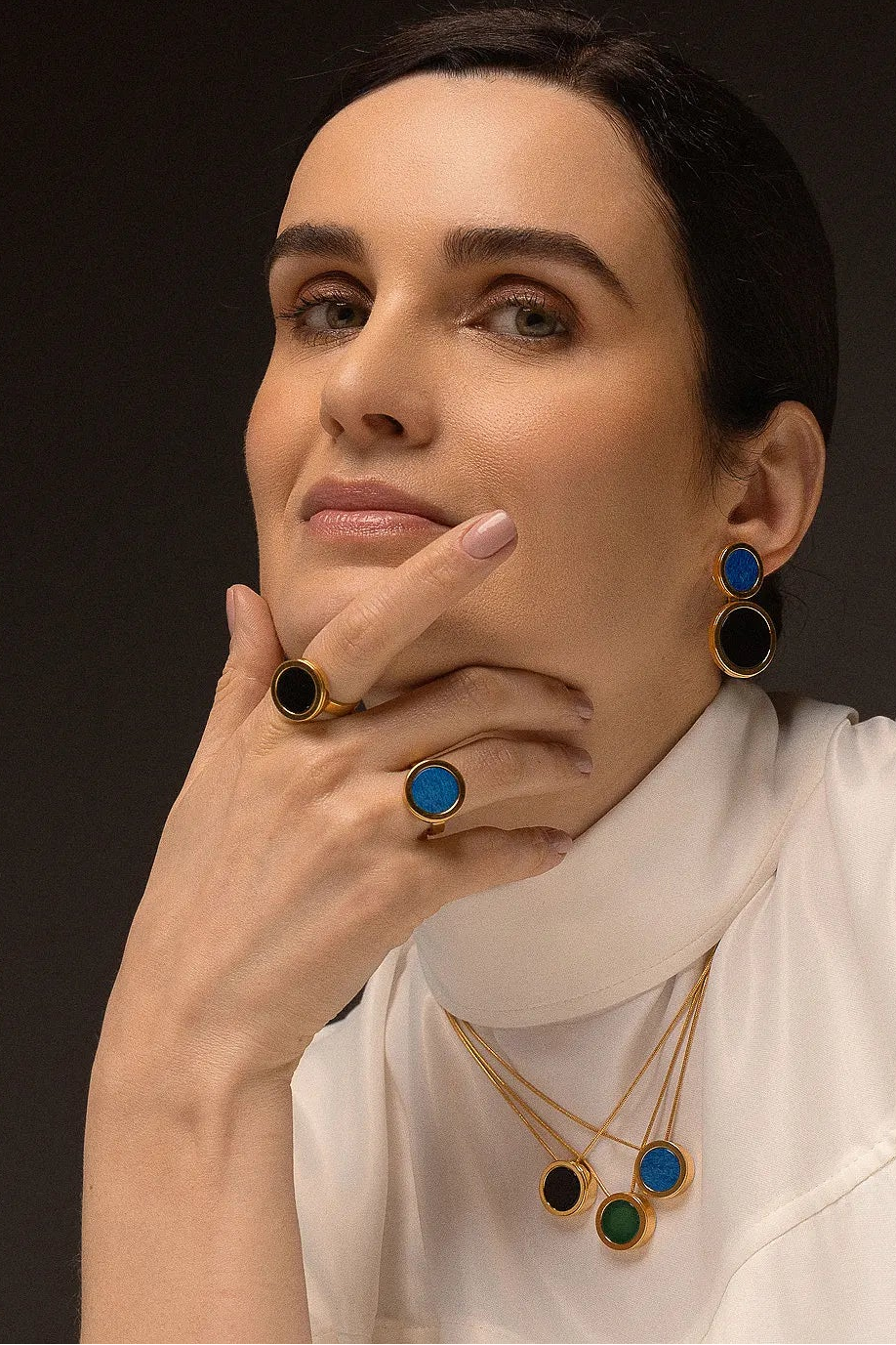 O Anel Eterno - Feldspato Azul Anil, integrante da Coleção Singular, é uma joia que evoca a imensidão do céu e a profundidade dos oceanos. O Feldspato Azul Anil é uma pedra associada à expansão da consciência, à intuição e à tranquilidade mental, auxiliando no foco e na expressão da verdade interior. Banhado a Ouro 18K, este anel de design contínuo destaca a cor intensa e o brilho sofisticado da gema, resultando em uma peça imponente que une espiritualidade e alta joalheria.