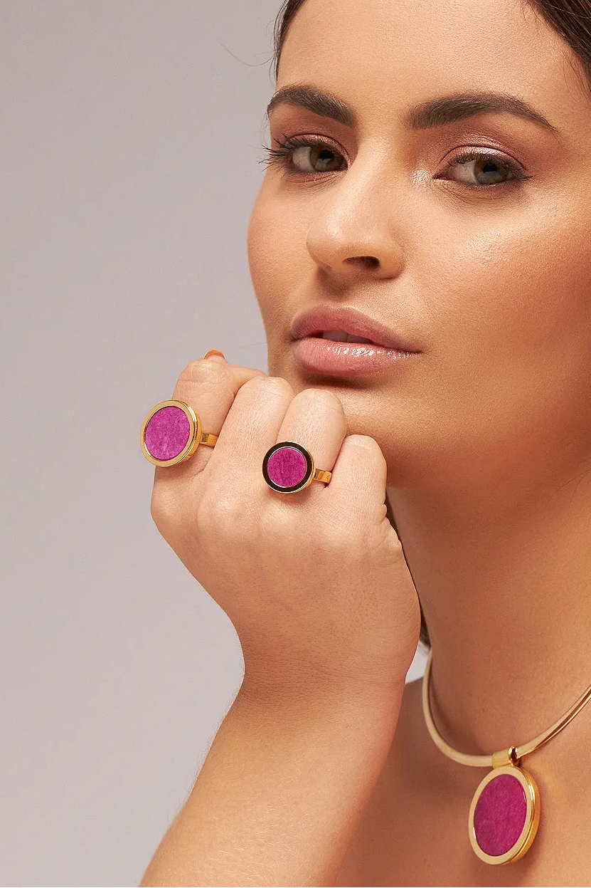 O Anel Eterno - Feldspato Rosa Pink, pertencente à Coleção Singular, é uma explosão de cor e feminilidade. O Feldspato Rosa Pink é uma pedra que simboliza a autoestima, o amor-próprio e a criatividade, trazendo uma energia vibrante e inspiradora para quem a usa. Banhado a Ouro 18K, este anel de design contínuo e imponente destaca a tonalidade intensa e o brilho característico da pedra, sendo a escolha perfeita para mulheres que desejam um acessório marcante, sofisticado e cheio de atitude.