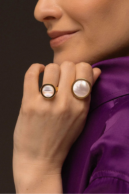 O Anel Eterno - Madrepérola Rosa, da Coleção Singular, é uma joia que exalta a delicadeza e o romantismo feminino. A Madrepérola Rosa é um elemento natural que simboliza amor, proteção maternal e intuição, apresentando uma iridescência suave que encanta ao refletir a luz. Banhado a Ouro 18K, este anel de design contínuo e imponente une a nobreza do metal dourado à ternura da gema, resultando em uma peça sofisticada, ideal para mulheres que buscam elegância com um toque de suavidade.