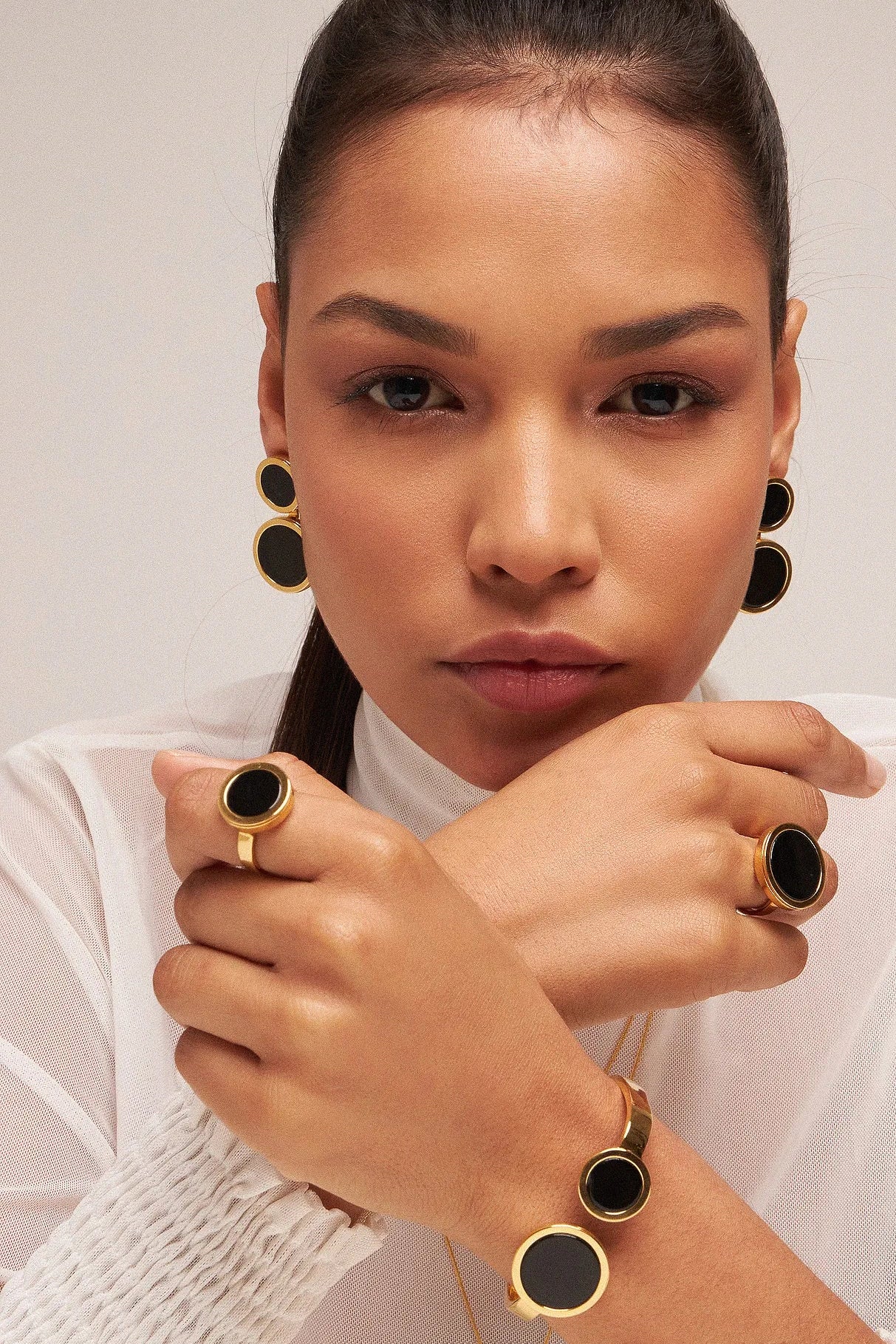 O Anel Eterno - Obsidiana Negra, integrante da Coleção Singular, é uma joia de magnetismo profundo e elegância absoluta. A Obsidiana Negra é uma poderosa pedra de proteção, aterramento e escudo contra energias negativas, favorecendo a força interior. Banhado a Ouro 18K, este anel de design contínuo cria um contraste luxuoso entre o negro intenso da pedra e o brilho do ouro, resultando em uma peça imponente e atemporal para mulheres de presença marcante.