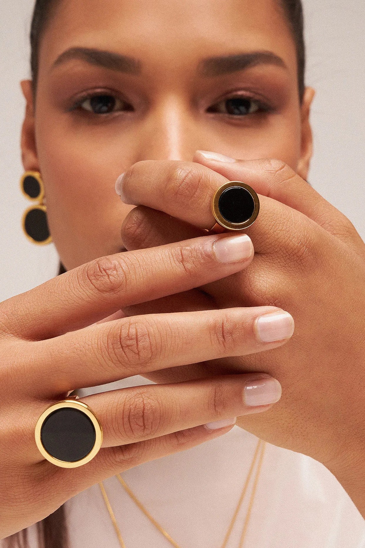 O Anel Eterno - Obsidiana Negra, integrante da Coleção Singular, é uma joia de magnetismo profundo e elegância absoluta. A Obsidiana Negra é uma poderosa pedra de proteção, aterramento e escudo contra energias negativas, favorecendo a força interior. Banhado a Ouro 18K, este anel de design contínuo cria um contraste luxuoso entre o negro intenso da pedra e o brilho do ouro, resultando em uma peça imponente e atemporal para mulheres de presença marcante.