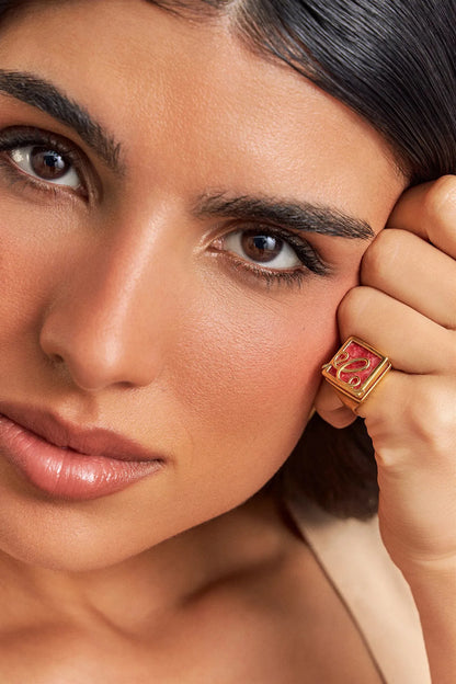 O Anel Forma com Feldspato Vermelho em Banho de Ouro 18K é um anel de mindinho moderno, destacando a pedra com um arrojado metal sobreposto. O Feldspato Vermelho simboliza energia e impulso, tornando-o ideal para quem busca vitalidade e força de vontade. Com seu design contemporâneo de linhas em metal sobre a pedra, esta joia é perfeita para expressar elegância e personalidade no seu dia a dia.