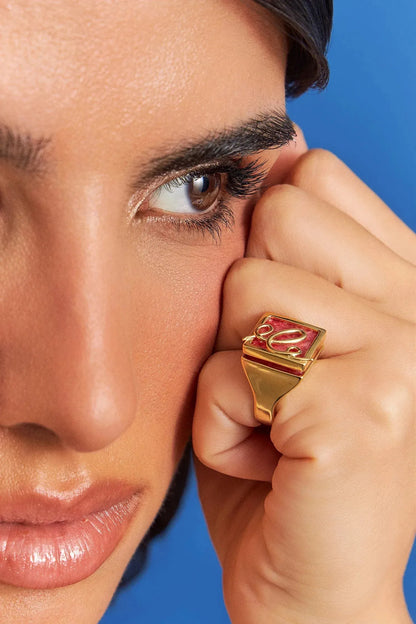 O Anel Forma com Feldspato Vermelho em Banho de Ouro 18K é um anel de mindinho moderno, destacando a pedra com um arrojado metal sobreposto. O Feldspato Vermelho simboliza energia e impulso, tornando-o ideal para quem busca vitalidade e força de vontade. Com seu design contemporâneo de linhas em metal sobre a pedra, esta joia é perfeita para expressar elegância e personalidade no seu dia a dia.