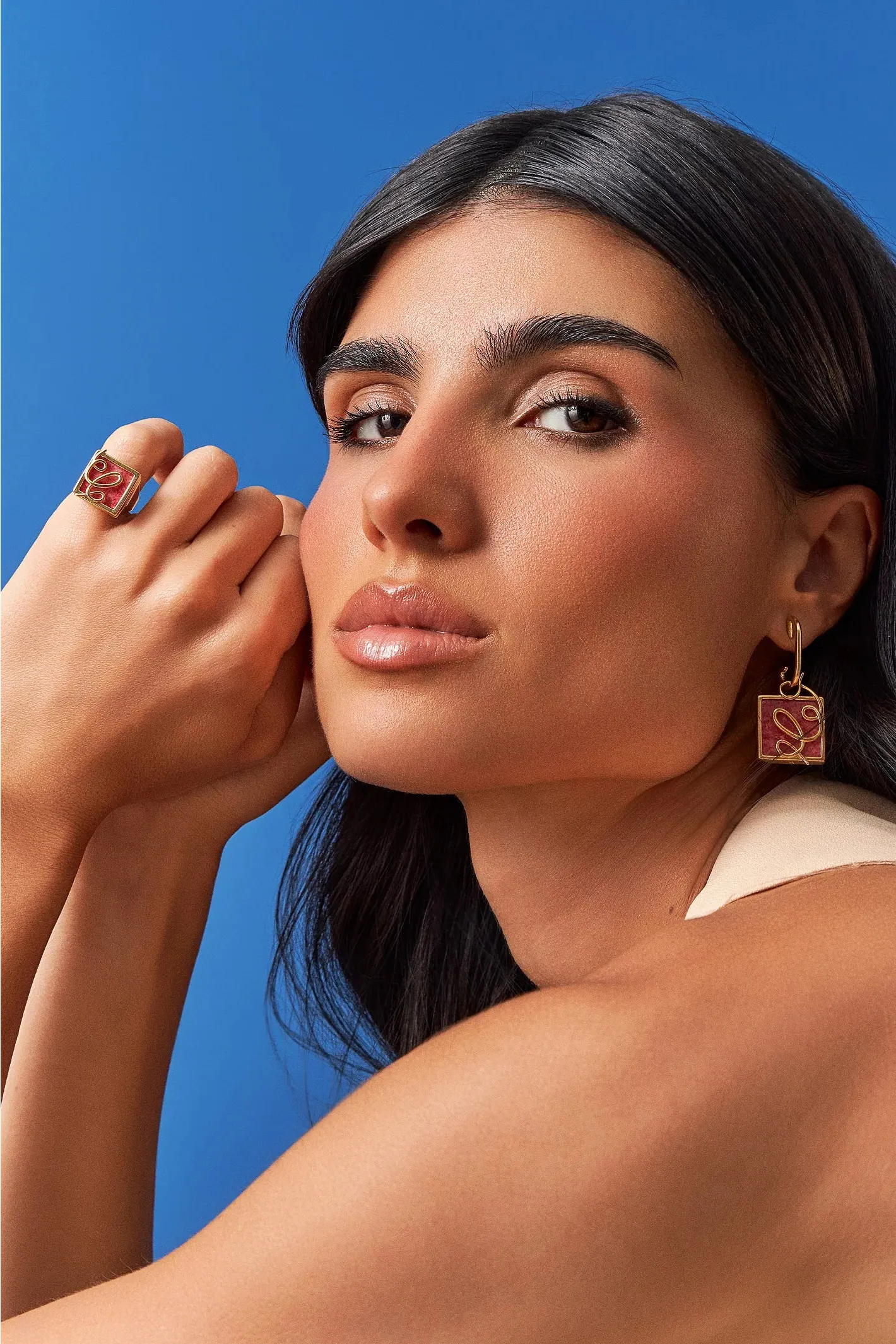 O Anel Forma com Feldspato Vermelho em Banho de Ouro 18K é um anel de mindinho moderno, destacando a pedra com um arrojado metal sobreposto. O Feldspato Vermelho simboliza energia e impulso, tornando-o ideal para quem busca vitalidade e força de vontade. Com seu design contemporâneo de linhas em metal sobre a pedra, esta joia é perfeita para expressar elegância e personalidade no seu dia a dia.