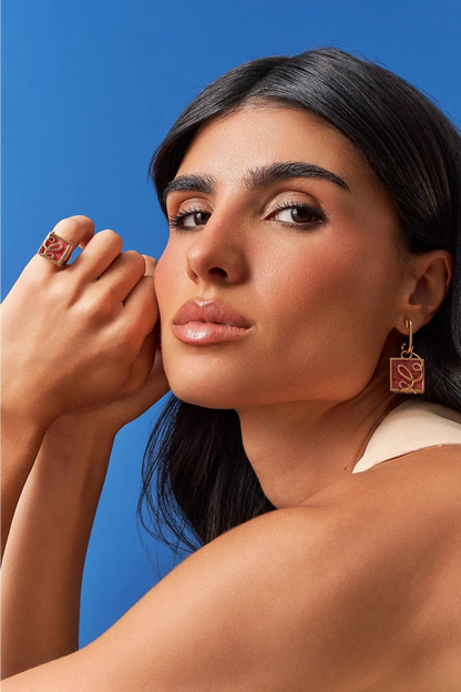 O Anel Forma com Feldspato Vermelho em Banho de Ouro 18K é um anel de mindinho moderno, destacando a pedra com um arrojado metal sobreposto. O Feldspato Vermelho simboliza energia e impulso, tornando-o ideal para quem busca vitalidade e força de vontade. Com seu design contemporâneo de linhas em metal sobre a pedra, esta joia é perfeita para expressar elegância e personalidade no seu dia a dia.