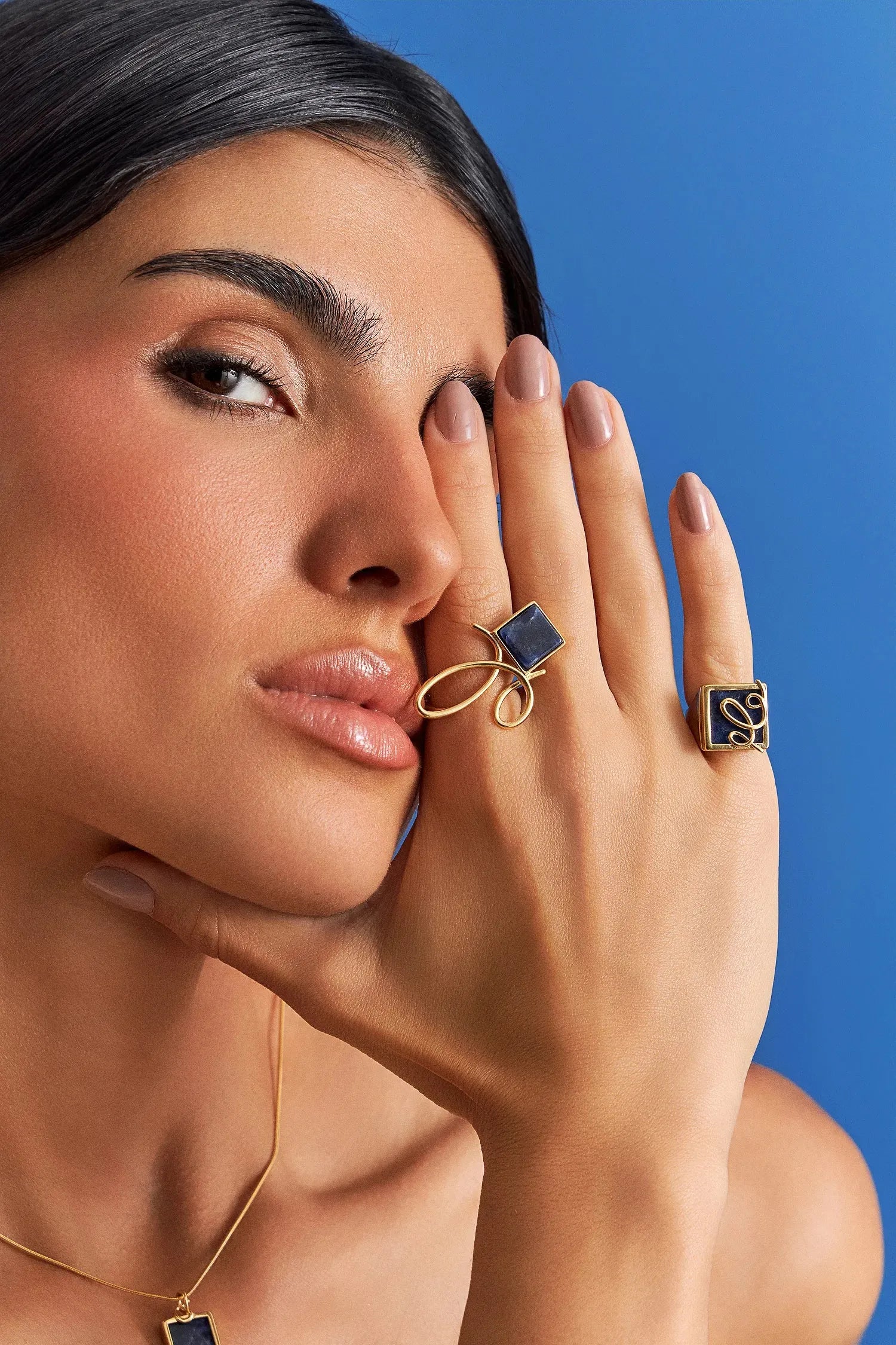 O Anel Forma com Sodalita em Banho de Ouro 18K é um anel de mindinho moderno, destacando a pedra com um arrojado metal sobreposto. A Sodalita simboliza clareza e intuição, tornando-o ideal para quem busca foco e expressão pessoal. Com seu design contemporâneo de linhas em metal sobre a pedra, esta joia é perfeita para expressar elegância e personalidade no seu dia a dia.