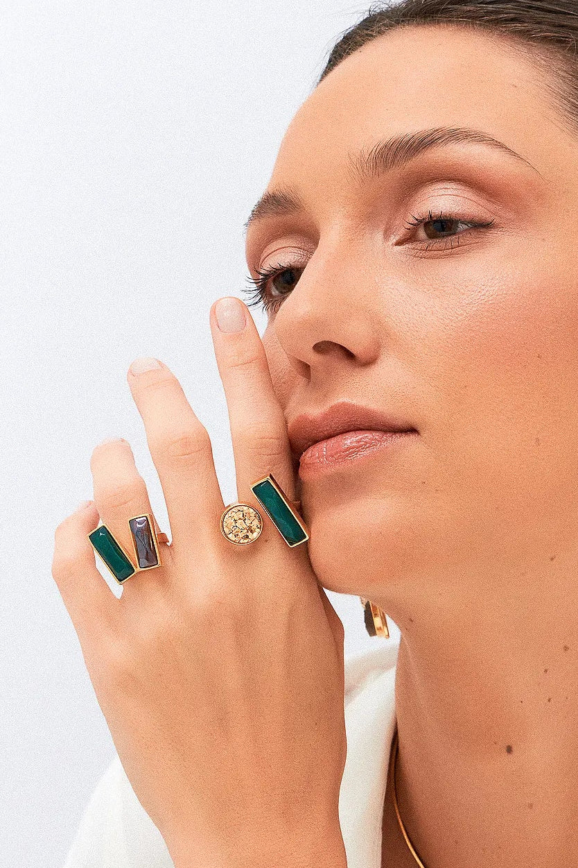 O Anel Harmonie - Ágata Verde e Quartzo Fumê, da Coleção Convicta, é uma joia projetada para a mulher moderna e multifacetada. Esta peça com banho de Ouro 18K e lapidação multifacetada une a vitalidade da Ágata Verde e a proteção do Quartzo Fumê. O anel é ideal para quem busca acessórios que combinem estilo sofisticado com bem-estar, ajudando a restaurar a força interior e neutralizar vibrações negativas.