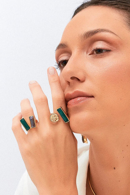 O Anel Harmonie - Ágata Verde e Quartzo Fumê, da Coleção Convicta, é uma joia projetada para a mulher moderna e multifacetada. Esta peça com banho de Ouro 18K e lapidação multifacetada une a vitalidade da Ágata Verde e a proteção do Quartzo Fumê. O anel é ideal para quem busca acessórios que combinem estilo sofisticado com bem-estar, ajudando a restaurar a força interior e neutralizar vibrações negativas.