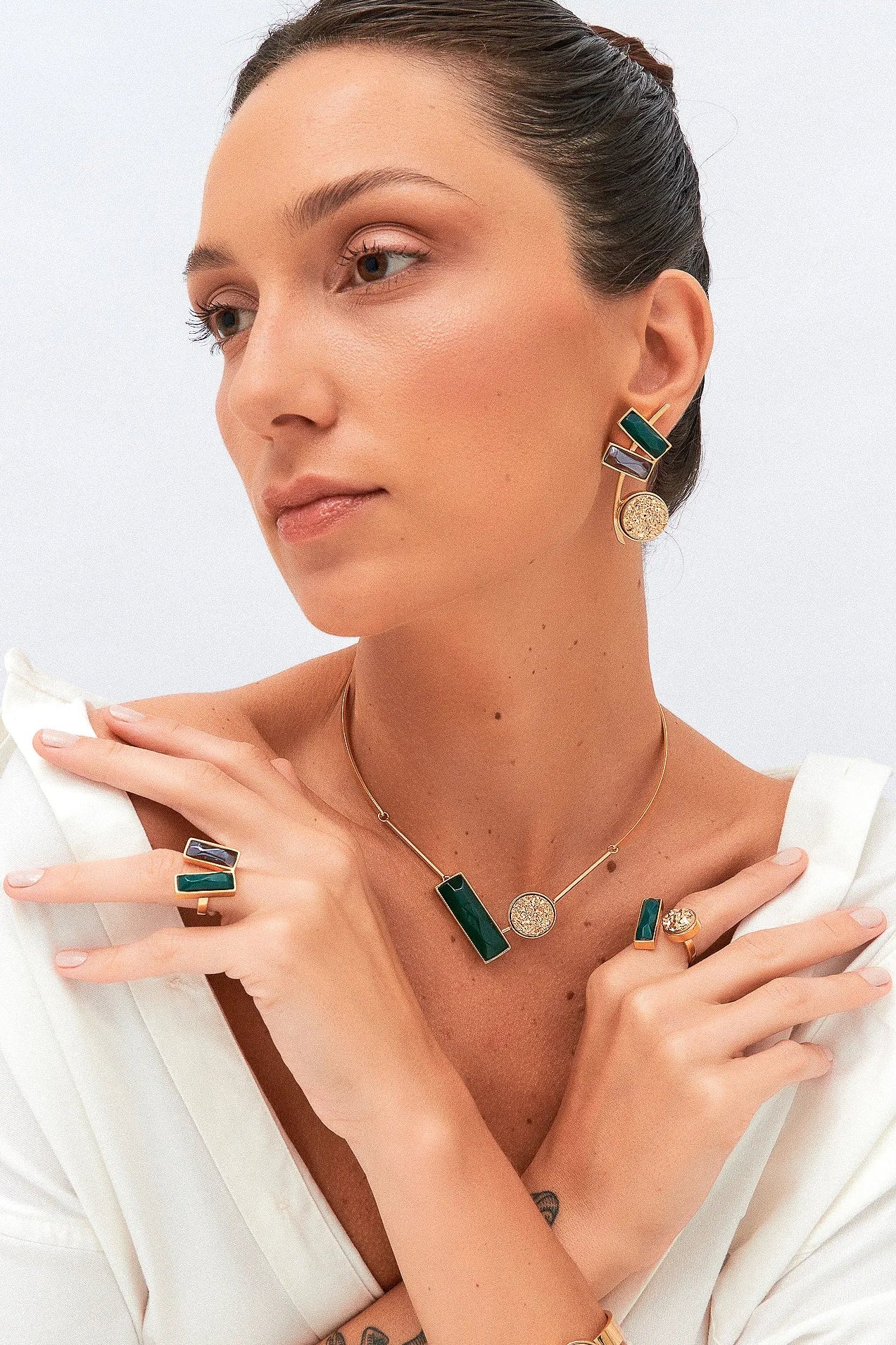 O Anel Harmonie - Ágata Verde e Quartzo Fumê, da Coleção Convicta, é uma joia projetada para a mulher moderna e multifacetada. Esta peça com banho de Ouro 18K e lapidação multifacetada une a vitalidade da Ágata Verde e a proteção do Quartzo Fumê. O anel é ideal para quem busca acessórios que combinem estilo sofisticado com bem-estar, ajudando a restaurar a força interior e neutralizar vibrações negativas.