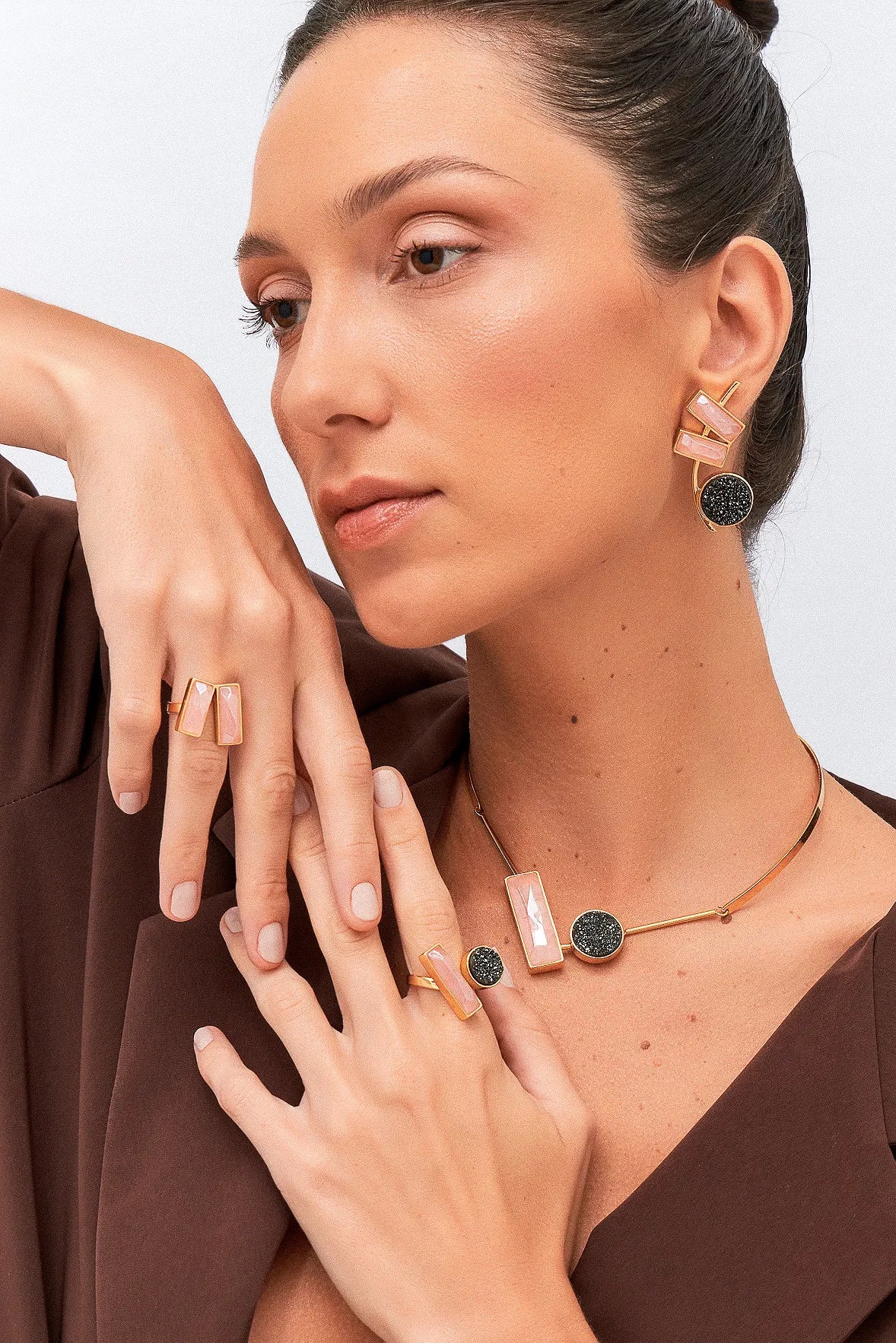 O Anel Harmonie - Quartzo Rosa, da Coleção Convicta, é uma joia de delicadeza e significado profundo. Banhado a Ouro 18K, o anel destaca o Quartzo Rosa, a pedra do amor incondicional. Esta peça é perfeita para quem busca acessórios que promovam paz interior, afeto e a manifestação do amor em todas as suas formas. Seu design elegante e lapidação multifacetada garantem sofisticação e leveza.