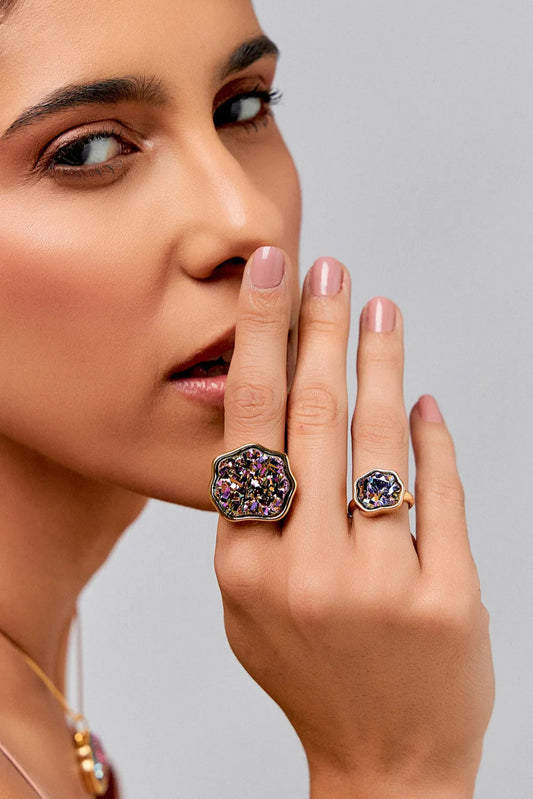 Use o Anel Iduna com Drusa Multicolorida em Banho de Ouro 18K para atrair brilho e garantir seu equilíbrio e harmonia. Acredite no seu florescer e na sua renovação, assim como a deusa Iduna, e celebre sua juventude constante.