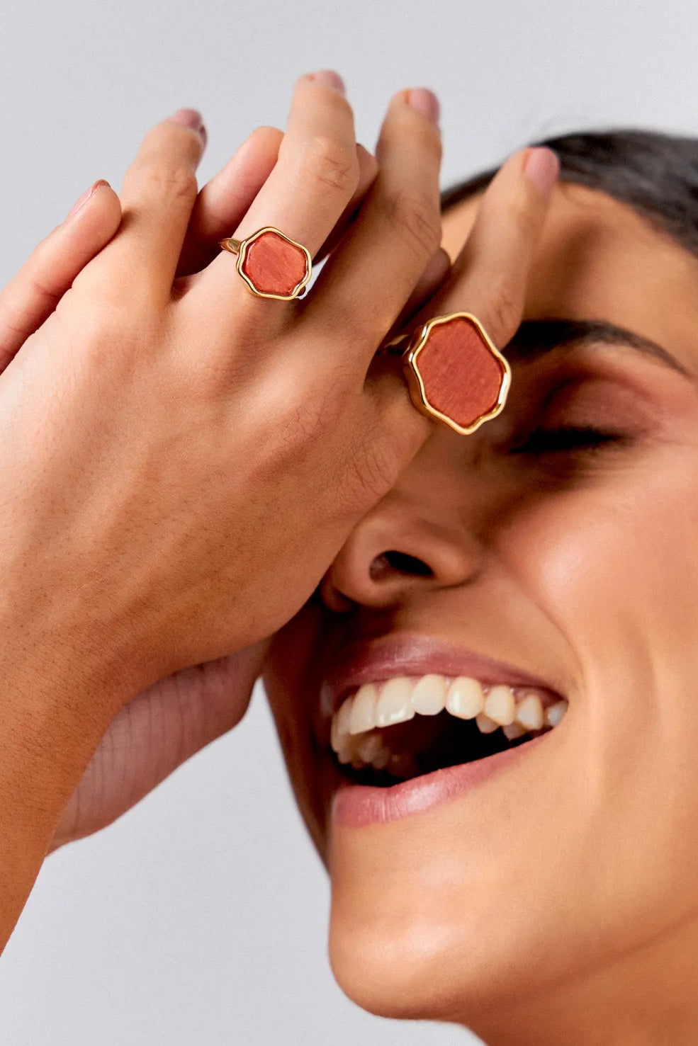 Use o Anel Iduna com Feldspato Laranja em Banho de Ouro 18K para promover a sua criatividade e o seu florescer. Acredite na sua renovação, assim como a deusa Iduna, e celebre sua juventude constante.