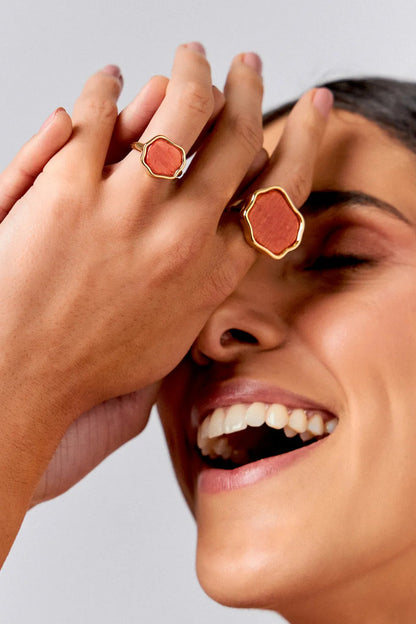 Use o Anel Iduna com Feldspato Laranja em Banho de Ouro 18K para promover a sua criatividade e o seu florescer. Acredite na sua renovação, assim como a deusa Iduna, e celebre sua juventude constante.