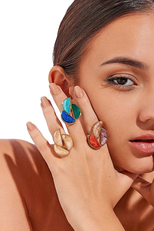 O Anel Impacto - Ágata Azul Céu/Ágata Verde/Azul Anil é uma peça exclusiva que combina a serenidade da Ágata Azul Céu, a sorte e prosperidade da Ágata Verde, e o impulso de autoestima do Feldspato Azul Anil.

Esta semijoia de luxo banhada a Ouro 18K é um acessório de presença marcante, unindo diferentes pedras naturais para proporcionar equilíbrio e estilo único. Com seu design em chapa e a combinação de cores, é ideal para quem busca uma peça que transmita&nbsp;paz interior, sorte e confiança.