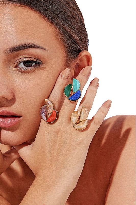 O Anel Impacto em Banho Ouro 18K é uma joia que celebra a prosperidade e o sucesso. Com a beleza do Citrino Perolizado, conhecido por atrair vitalidade e abundância, esta peça de design imponente irradia luz e energia positiva. É ideal para quem busca fortalecer o poder pessoal e a autoconfiança.