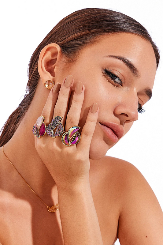 O Anel Impacto - Drusa Multicolorida é uma joia de design ousado e luxuoso, parte da Coleção Essência. A Drusa Multicolorida confere à peça um brilho efervescente, simbolizando vitalidade, energia e proteção. Banhado a Ouro 18K, este anel possui uma lapidação que realça a beleza natural e cristalizada da drusa, ideal para quem busca um acessório de forte personalidade e impacto visual.