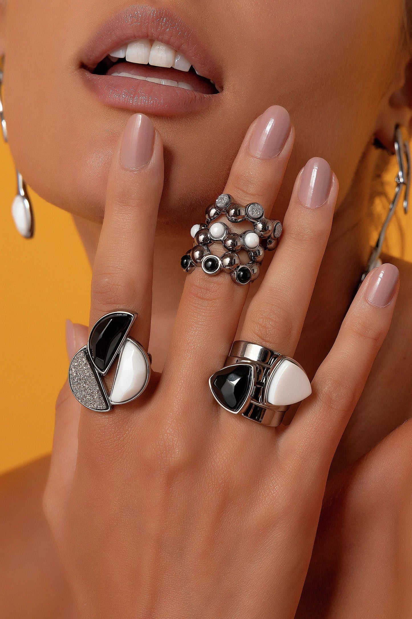 O Anel Impacto em Banho Ouro 18K combina o poder da Obsidiana Negra, um escudo de proteção, com a pureza da Porcelana e o brilho da Drusa Platina. Esta peça de design imponente promove pensamentos puros, autoestima e harmonia, trazendo clareza e força interior.