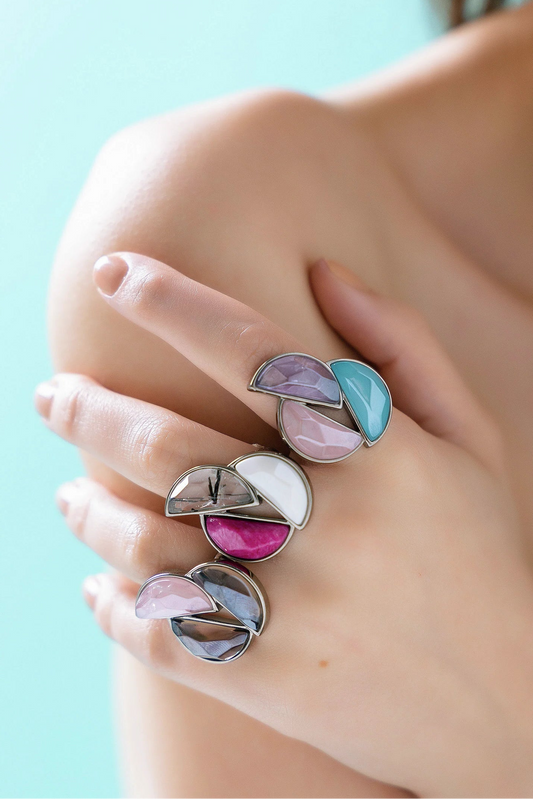 O Anel Impacto em Banho Ródio Negro combina a força protetora do Quartzo Fumê, que oferece aterramento e purificação, com a energia gentil do Quartzo Rosa, a pedra do amor incondicional. Esta peça de design imponente atua na sua proteção, promovendo a reconciliação e o equilíbrio das emoções com um contraste moderno e sofisticado.